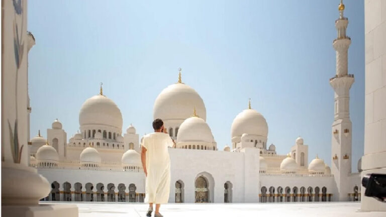 Adab-Adab Masuk Masjid yang Wajib Diketahui Umat Muslim