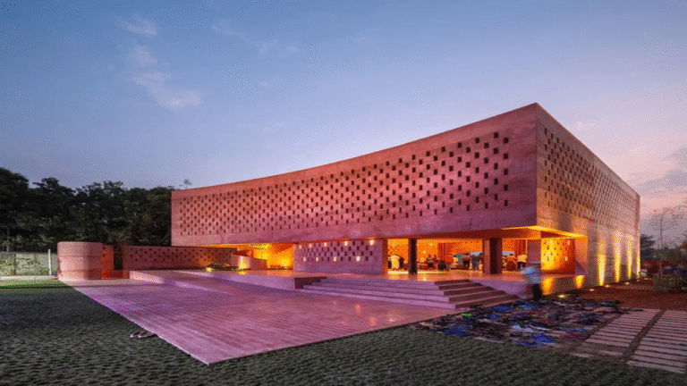 Keindahan Masjid Berwarna Pink yang Masuk Deretan Terbaik Dunia untuk Dikunjungi pada 2025