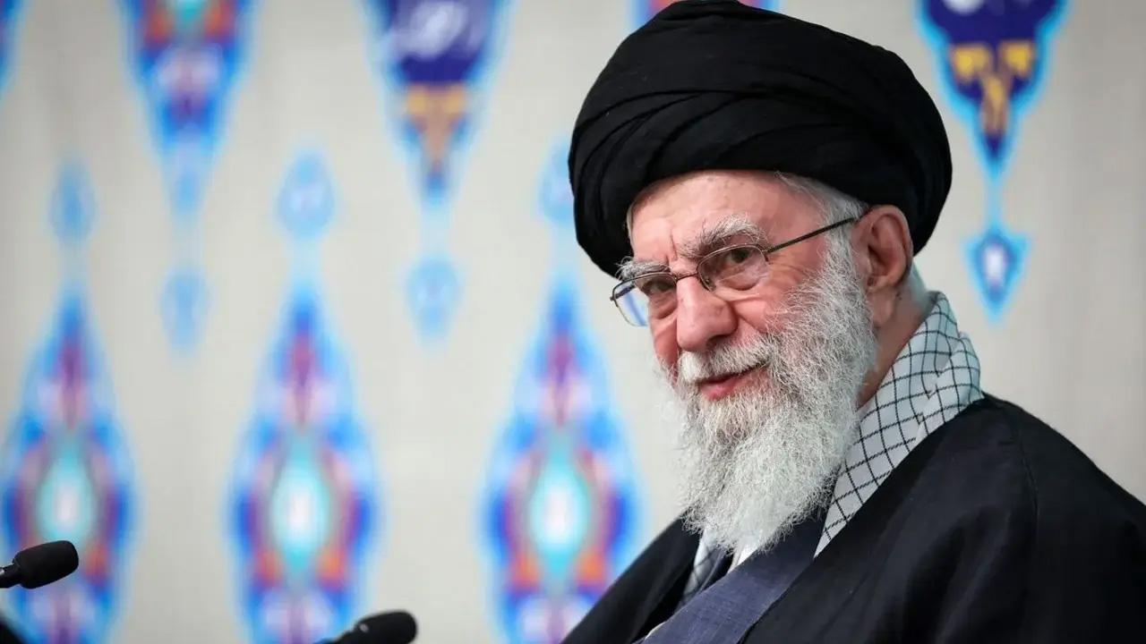 Profil Ali Khamenei: Figur Sentral dalam Politik Syiah Iran